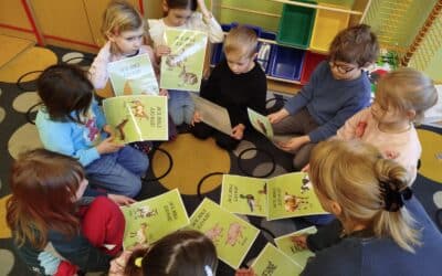 Barevná školka na návštěvě u školáků